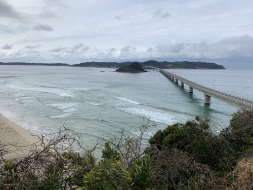 角島大橋の下